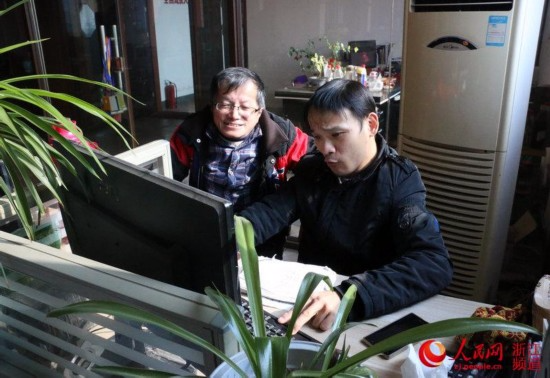 骆润法与学员吴士军探讨网店装修。