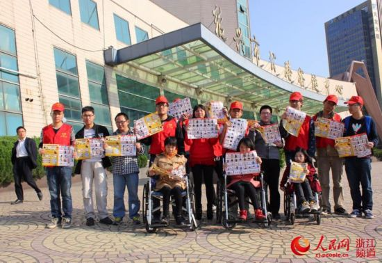 双11期间基地残疾人在汽车站前广场上发宣传单。