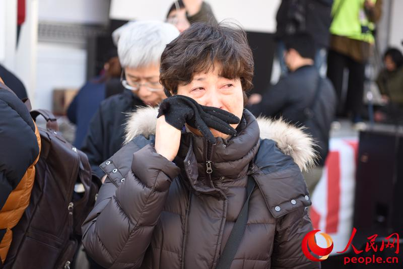 高兴流泪的韩国民众。裴埈基摄