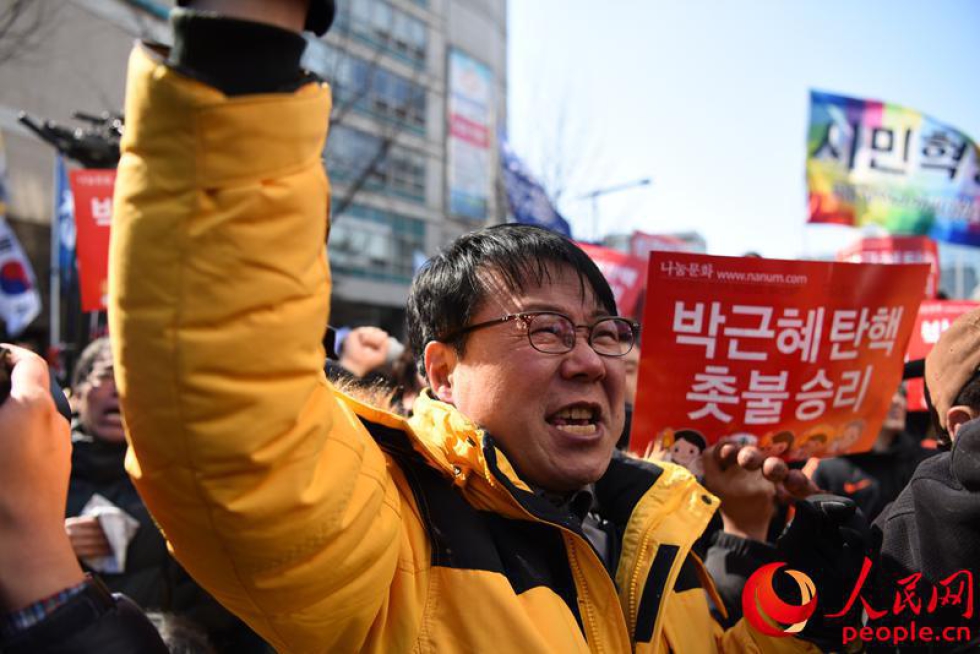 朴槿惠弹劾案通过 韩国民众欢呼庆祝