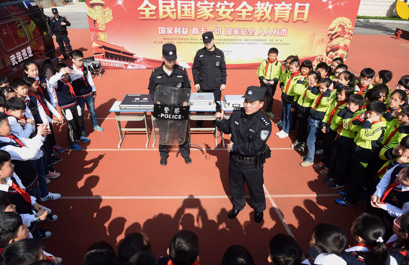 4月13日，安徽省合肥市瑶海区举行“全民国家安全教育日”主题活动。这是合肥公安局瑶海分局民警为瑶海区少儿艺术学校的学生讲解公安防暴装备。