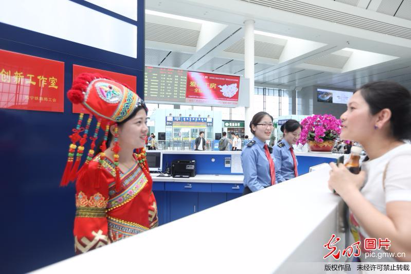 南宁东站刘三姐服务台 将民族文化融入车站服务