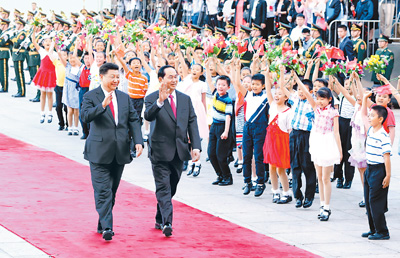 五月十一日，国家主席习近平在北京人民大会堂同越南国家主席陈大光举行会谈。这是会谈前，习近平在人民大会堂东门外广场为陈大光举行欢迎仪式。 　　新华社记者 鞠 鹏摄