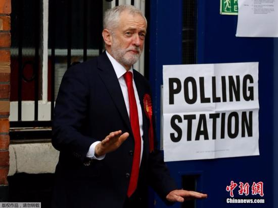 当地时间6月8日，英国伦敦伊斯灵顿，英国工党领袖科尔宾现身投票站参加大选投票。