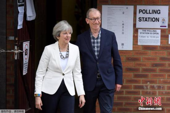 当地时间6月8日，英国大选开始投票，特雷莎·梅与其丈夫菲利普一起在英国桑宁（Sonning）一处投票站投票。