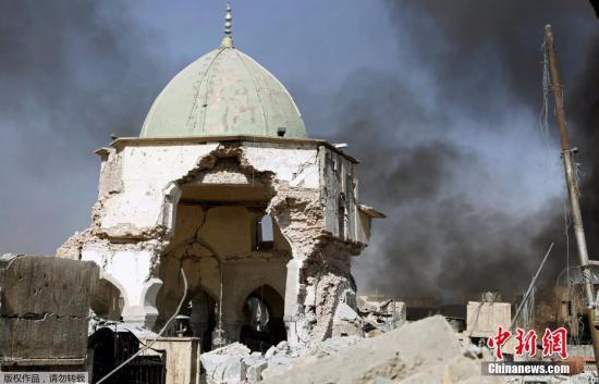图为武装分子不久前在此炸毁了古老的努里清真寺。