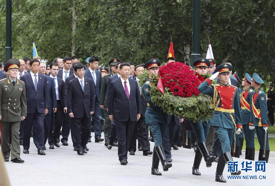 7月4日，国家主席习近平在莫斯科向俄罗斯无名烈士墓敬献花圈。新华社记者 谢环驰 摄