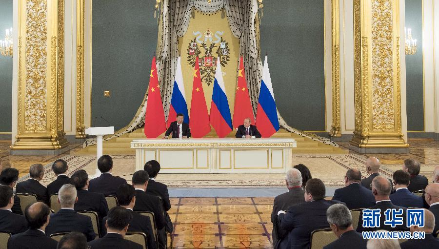 7月4日，国家主席习近平在莫斯科同俄罗斯总统普京共同会见中俄友好、和平与发展委员会，媒体和企业界代表。 新华社记者 李学仁 摄