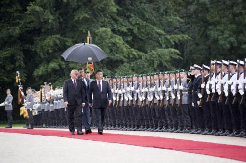 7月5日，国家主席习近平在柏林会见德国总统施泰因迈尔。会见前，施泰因迈尔在总统府花园为习近平举行隆重欢迎仪式。新华社记者 李学仁 摄