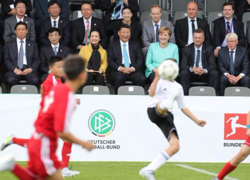 7月5日，国家主席习近平同德国总理默克尔共同出席柏林动物园大熊猫馆开馆仪式。这是习近平和夫人彭丽媛同默克尔在大熊猫馆。新华社记者 马占成 摄