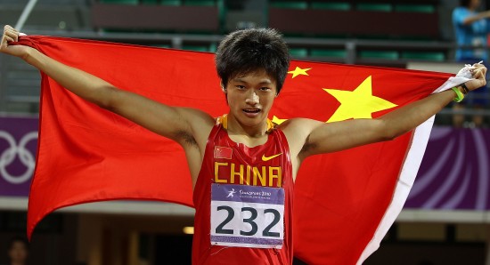 图文-谢震业男子200米夺金身披国旗庆祝夺得金牌