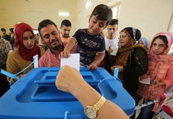 伊拉克库尔德人在25日的独立公投中排队投票（法新社）