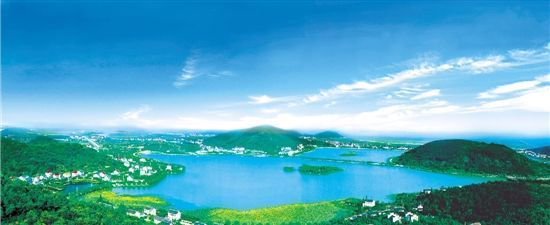 嘉兴海盐北团村村民周朱法是海盐骚子这项非物质文化遗产的传承人,在他的记忆中,以前,只要发生什么大事,村子里都会请他们唱海盐骚子助兴。 近年来,随着电视、电影等娱乐文化项目的日益丰富,加上以方言为主的海盐骚子让外地人难以听懂,海盐骚子变得越来越没有市场,同时能唱得有味道的海盐骚子传承人更是屈指可数。 周朱法唱了一辈子海盐骚子,带了大概五六个徒弟,他说,2006年7月,习书记跟他说的一席话让他看到了复兴海盐骚子的希望。 习书记说,要把这样优秀的民间文化文艺要发扬光大,可以选择到旅游