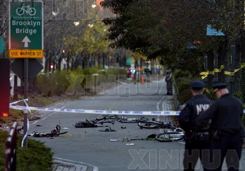 10月31日，在美国纽约市曼哈顿下城，警察在袭击事件现场附近警戒。（新华社/美联）