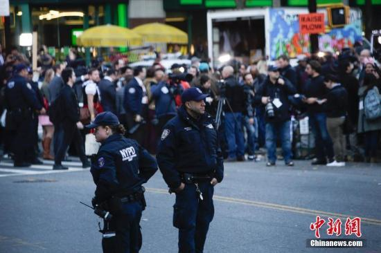众多记者聚集在纽约曼哈顿西侧快速路卡车撞人恐怖袭击现场。 中新社记者 廖攀 摄