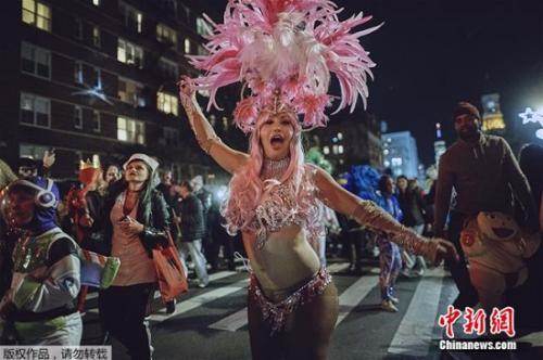 当地时间10月31日晚间，在卡车撞人事件发生几小时后，曼哈顿街头举行万圣节游行。