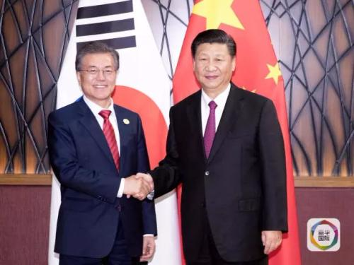11月11日，国家主席习近平在越南岘港会见韩国总统文在寅。新华社记者 丁林 摄