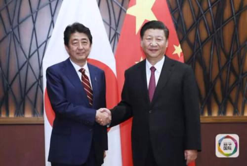11月11日，国家主席习近平在越南岘港会见日本首相安倍晋三。新华社记者 兰红光 摄