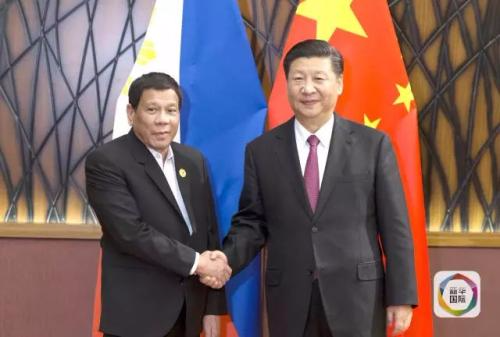11月11日，国家主席习近平在越南岘港会见菲律宾总统杜特尔特。新华社记者 费茂华 摄