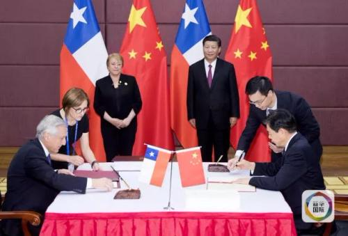 11月11日，国家主席习近平在越南岘港同智利总统巴切莱特一道出席中智自由贸易协定升级议定书签字仪式。新华社记者 丁林 摄