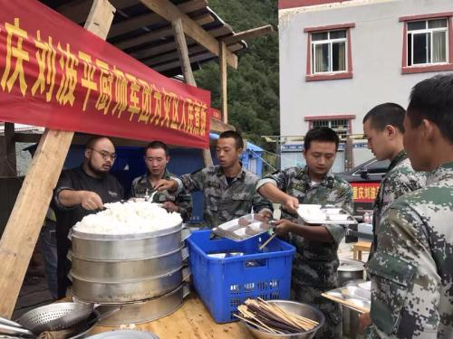 四川汶川特大地震，刘波平迅速组织并带领11名厨师奔赴抗震一线，为抢险解放军官兵煮饭烧菜送温暖。 刘波平 供图