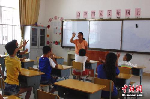 资料图：一名老师正在给学生上课。朱柳融 摄