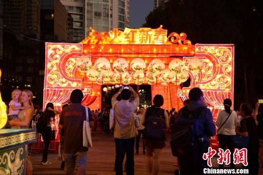 悉尼中国新年灯会游人如织三天演出场场爆满