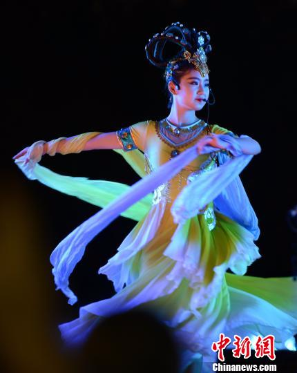 安徽省演出总公司艺术团的演出展现了独特的“国风徽韵”。　朱田力 摄