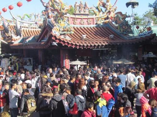 台湾宫庙年初一发“钱母”金蛋5万人排队7公里争领