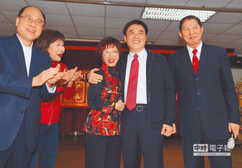 国民党主席洪秀柱（左三）与副主席郝龙斌（右二）一早均前往台北市成功国宅拜年，被众人拱相互拥抱，两人也大方抱抱营造团结气氛。 台湾《中国时报》图