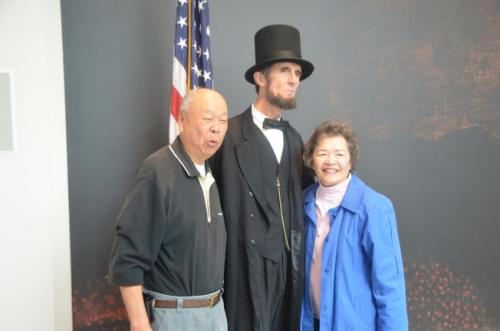 来自卡森市的第二代余姓华裔夫妇Bill & Margie Yee，在尼克松图书馆与“林肯总统”合照。(美国《世界日报》/王善言 摄)