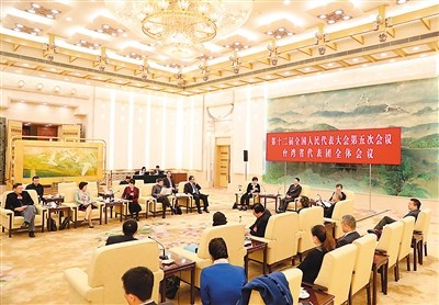 三月十日，十二届全国人大五次会议台湾代表团全体会议向媒体开放。　新华社记者 陈建力摄