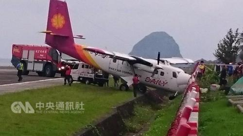 德安航空19人座飞机，13日下午因侧风太强，飞机降落时滑出跑道，撞上护栏，机鼻受损，所幸无人受伤。图片来源：台湾“中央社”。