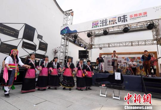 台湾少数民族歌舞表演受到福州市民喜爱。　刘可耕 摄