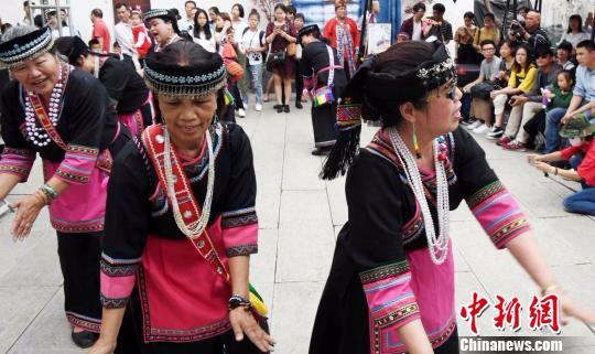 台湾少数民族歌舞助兴福州“五一”假日舞台。　记者刘可耕 摄