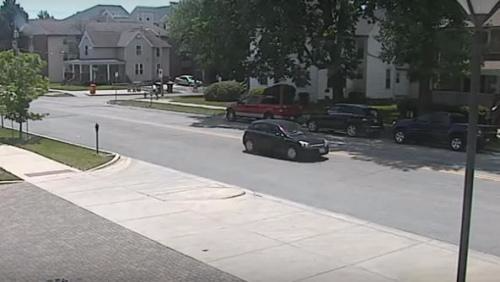 录像显示，章莹颖在上了一辆黑色车后失联。