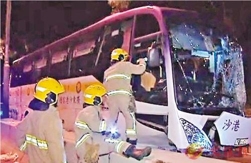 消防员仔细检查出事旅游巴损毁情况。图片来源：香港《文汇报》。