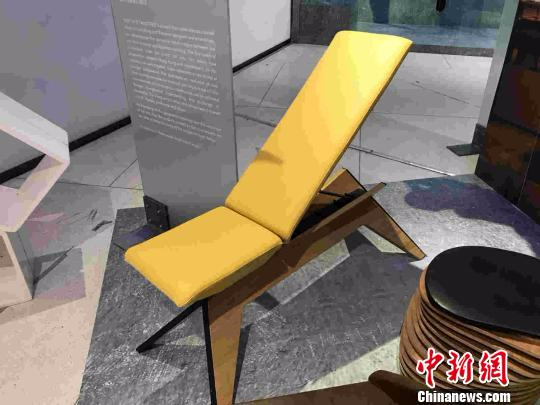 黄泽源设计的“长椅 X”。　牛妍 摄
