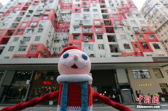 资料图：圣诞节将来临，香港一楼房前出现圣诞公仔。<span target='_blank' href='http://www.chinanews.com/'></div>中新社</span>记者 洪少葵 摄