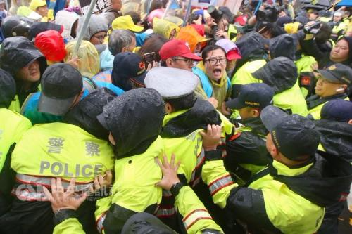 台湾立法机构8日协商“劳基法”修正草案，劳团在立法机构外抗议，喊出“拒绝过劳、拒绝低薪”的口号，与警方发生推挤冲突。图片来源：“中央社”
