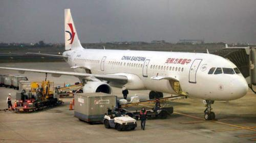 　　图为1架东方航空班机从上海飞抵桃园机场。(图片来源：台湾《中时电子报》)