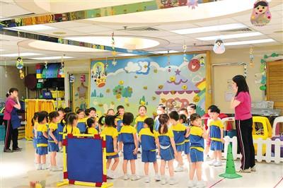 　保良局李徐松声纪念幼稚园K3班的小朋友们在老师的带领下游戏。辜雨晴摄