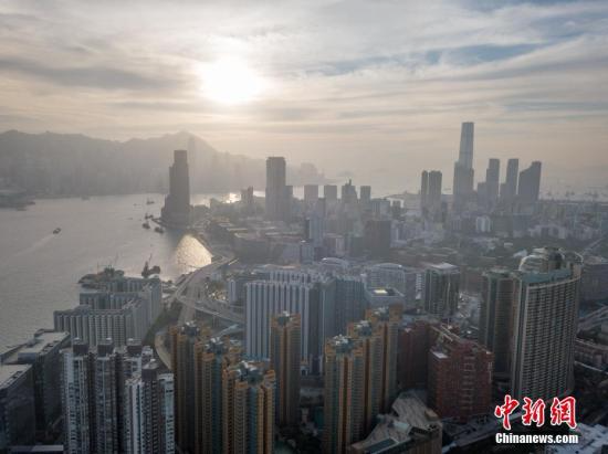 香港的面积只有1106平方公里，当中已发展土地少于四分之一，而人口则逾730万，在地少人多的情况下，向高空发展，至今拥有超过1300座摩天大楼，冠绝全球。密集而高耸的建筑形态和城市空间已成为香港令人惊叹的鲜明特征，因而被人称作“石屎森林”。透过航拍机，感受高楼林立的维港两岸。 <span target='_blank' href='http://www.chinanews.com/'>中新社</span>记者 谢光磊 摄