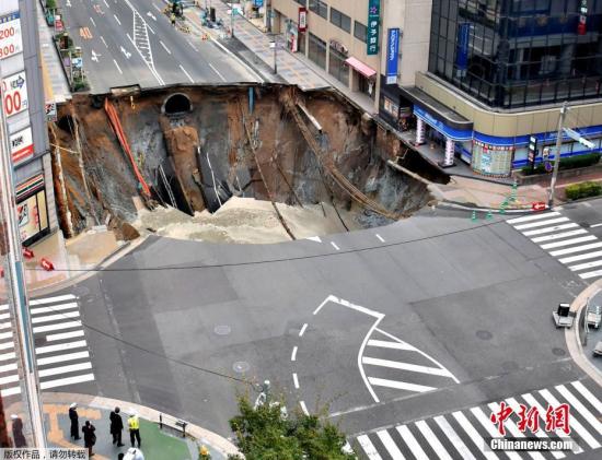 当地时间2016年11月8日，日本福冈，JR博多站附近的十字路口公路忽然塌陷，出现一个大坑，导致交通混乱及停电。