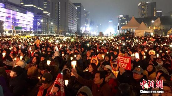 11月26日，韩国爆发“亲信干政”事件后第五轮大规模集会。首尔示威人群一度游行至距离青瓦台仅200米左右的街道，要求总统朴槿惠辞职对该事件负责。据韩媒报道，截至当日20时，主办方称全国范围内有超过160万人参加集会，警方估计实际规模已达32万人以上，创下韩国宪政史上最大规模集会纪录。 <span target='_blank' href='http://www.chinanews.com/'></div>中新社</span>记者 吴旭 摄