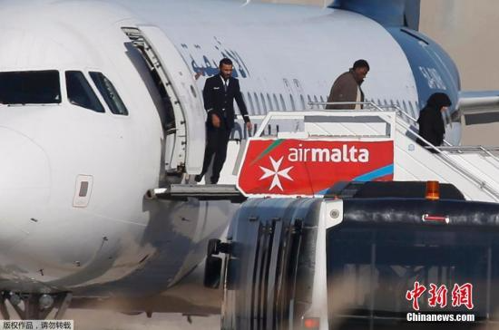 据外媒12月23日报道，马耳他总理称，劫持利比亚泛非航空客机的劫机者已经投降。