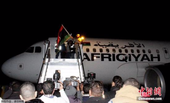 当地时间2016年12月24日，利比亚的黎波里，23日遭劫持利比亚泛非航空客机上被释放的乘客返国，抵达的黎波里国际机场。当地时间23日中午，利比亚一架载有118人的客机遭劫持后在马耳他国际机场降落。机上乘客包括82名男性、28名女性以及一名婴儿，另有7名机组人员。历经4小时后，2名劫机者释放客机上的116人，并投降。