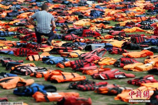 当地时间9月19日，英国伦敦，议会广场摆放2500件难民穿过的救生衣，以支持难民，并响应联合国难民和移民问题峰会。