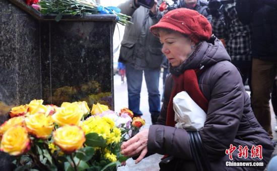 当地时间12月25日，俄罗斯民众在亚历山德罗夫红旗歌舞团门口为图—154空难遇难者献花。<span target='_blank' href='http://www.chinanews.com/'></div>中新社</span>记者 王修君 摄