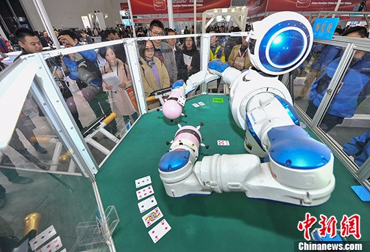 可以玩扑克牌的双臂机器人。 <span target='_blank' href='http://www.chinanews.com/'></div>中新社</span>记者 张畅 摄